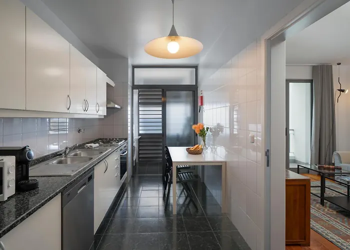 Princesa Dona Amelia By An Island * 丰沙尔